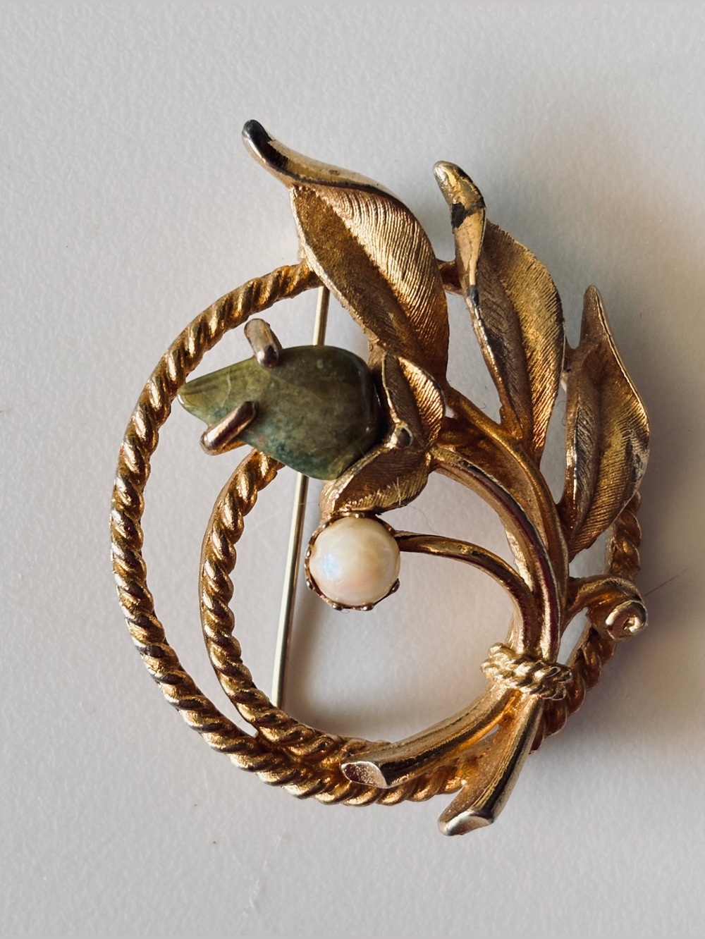 Vintage Sarah Cov Gold Tone Wreath Pin Textured Leaf Faux Pearl Green Accent